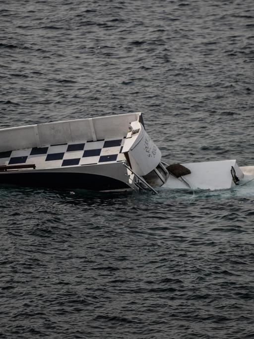Ein gekentertes Flüchtlingsboot in der Ägäis.