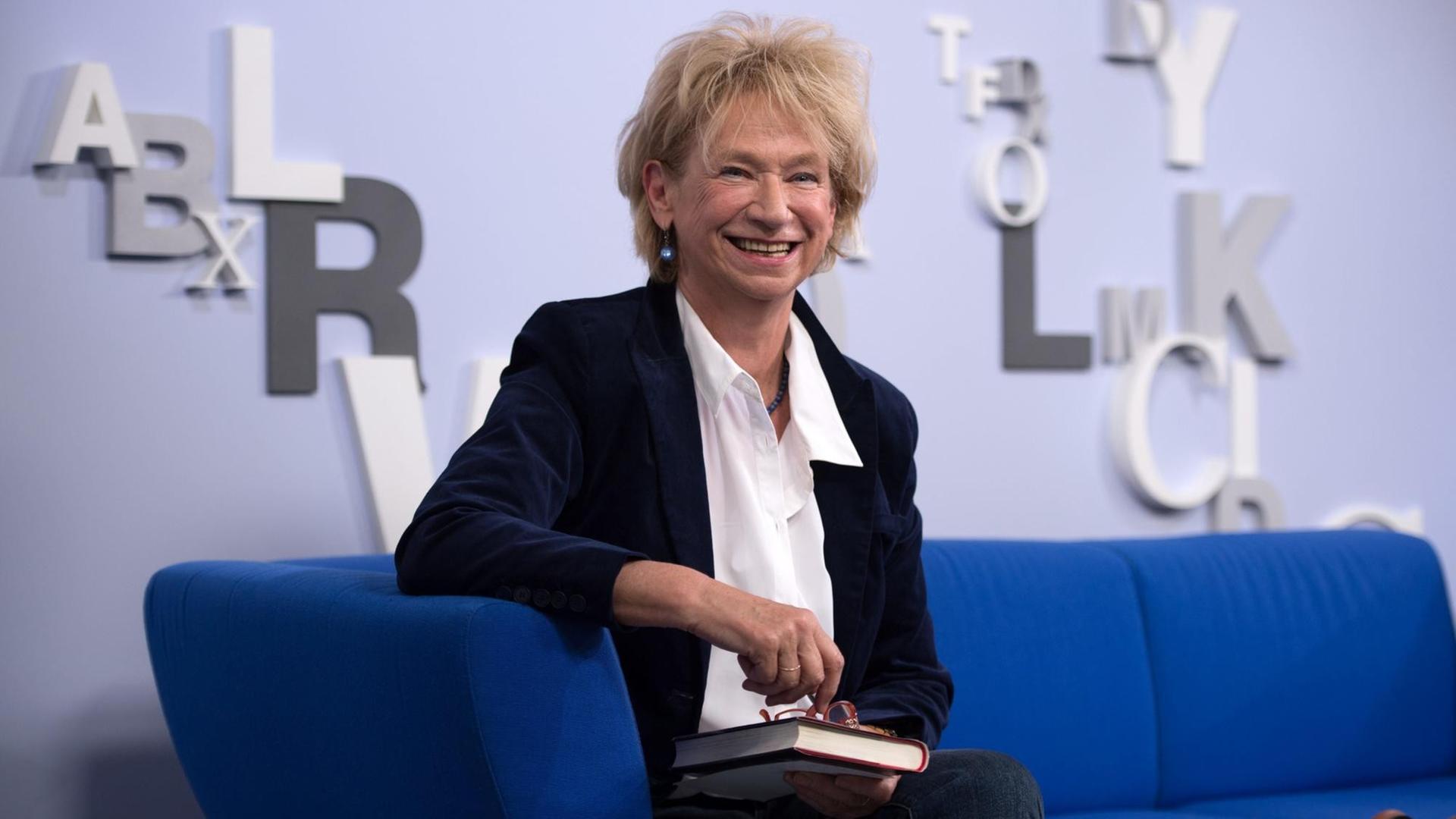 Jutta Voigt, aufgenommen im Oktober 2016, auf der 68. Frankfurter Buchmesse in Frankfurt/Main. Die Autorin sitzt auf einem blauen Sofa. Jutta Voigt, aufgenommen im Oktober 2016, auf der 68. Frankfurter Buchmesse in Frankfurt/Main. Die Autorin sitzt auf einem blauen Sofa.