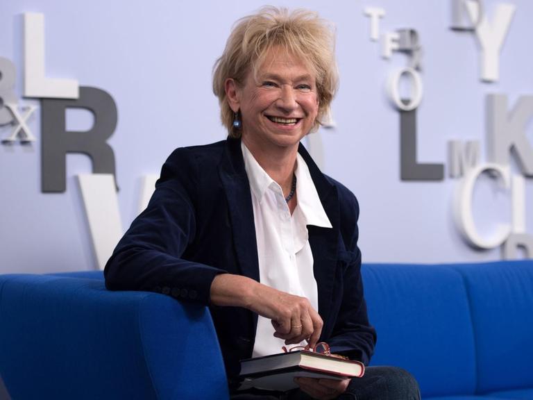 Jutta Voigt, aufgenommen im Oktober 2016, auf der 68. Frankfurter Buchmesse in Frankfurt/Main. Die Autorin sitzt auf einem blauen Sofa.
