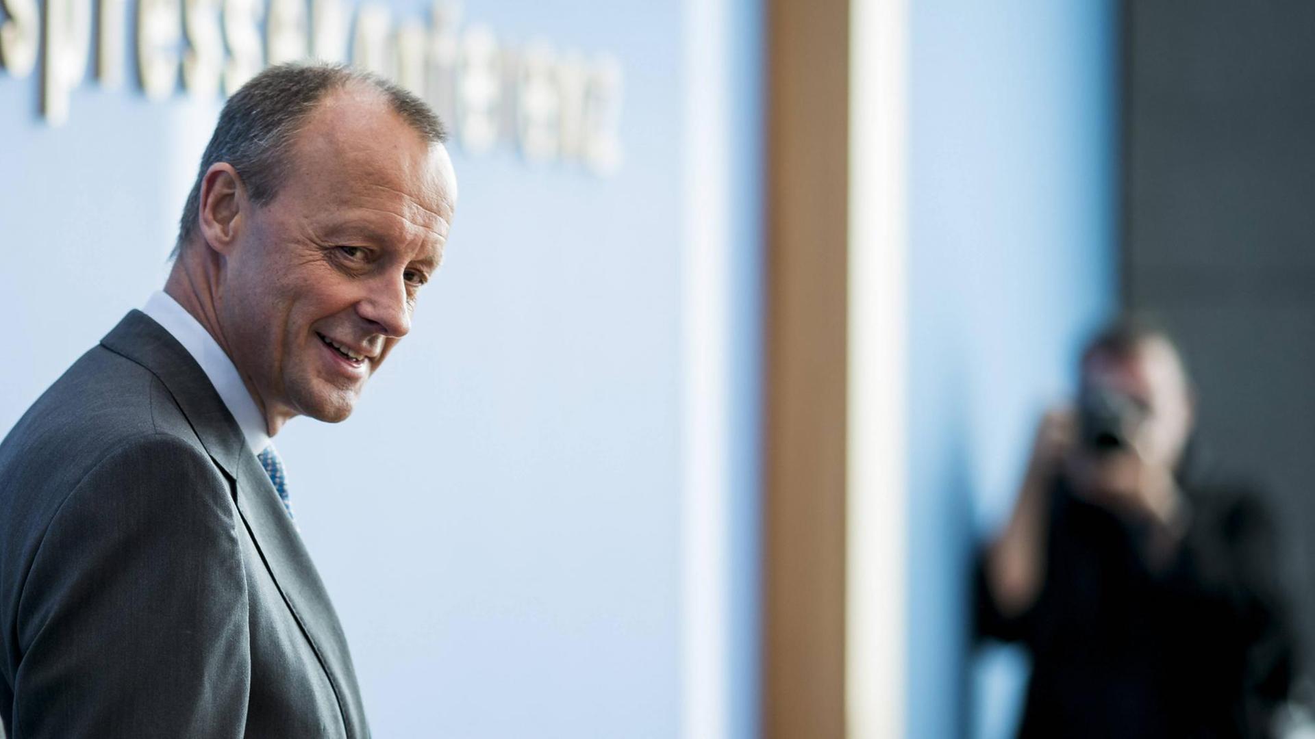Friedrich Merz in der Bundespressekonferenz vor blauem Hintergrund. Friedrich Merz in der Bundespressekonferenz vor blauem Hintergrund.