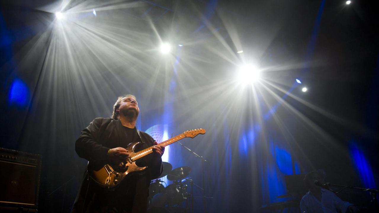 Steve Rothery, der Gitarrist der Band Marillion, auf einem Konzert im Metropolitan in Mexico City am 26. Oktober 2012.