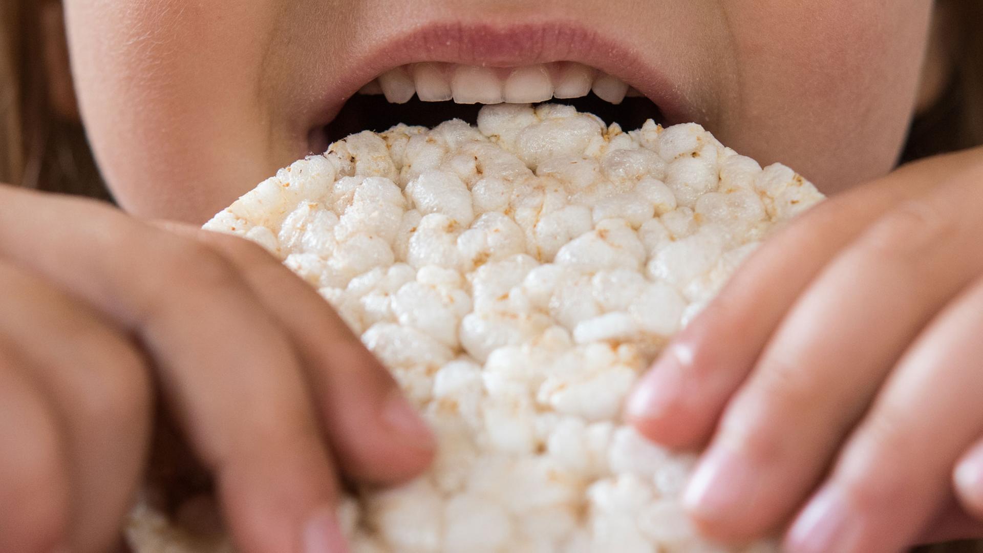Reiswaffeln gelten als gesunder Snack - auch für Babys. Doch jetzt rät auch ein Bundesinstitut dazu, den Nachwuchs nur ab und zu daran knabbern zu lassen. Die vermeintlich so gesunde Zwischenmahlzeit hat es in sich: Arsen. Reiswaffeln gelten als gesunder Snack - auch für Babys. Doch jetzt rät auch ein Bundesinstitut dazu, den Nachwuchs nur ab und zu daran knabbern zu lassen. Die vermeintlich so gesunde Zwischenmahlzeit hat es in sich: Arsen.
