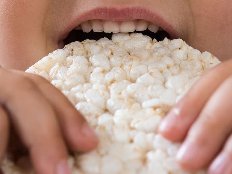 Reiswaffeln gelten als gesunder Snack - auch für Babys. Doch jetzt rät auch ein Bundesinstitut dazu, den Nachwuchs nur ab und zu daran knabbern zu lassen. Die vermeintlich so gesunde Zwischenmahlzeit hat es in sich: Arsen.