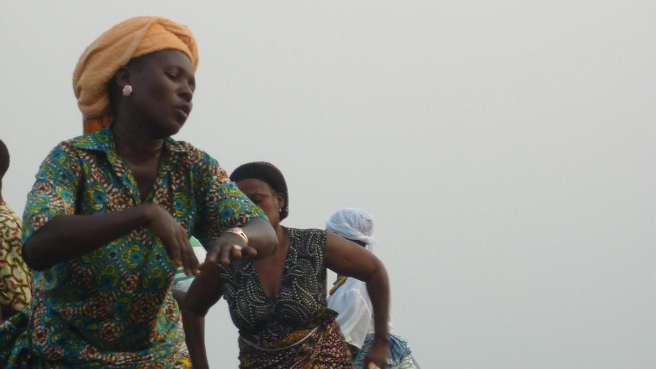 Tänzer und Musiker beim "Festival der schwarzen Gottheiten", das alljährlich am Strand von Aného (Togo) stattfindet. Die zweite Stunde der Langen Nacht spielt ebenfalls in dieser Stadt. Tänzer und Musiker beim "Festival der schwarzen Gottheiten", das alljährlich am Strand von Aného (Togo) stattfindet. Die zweite Stunde der Langen Nacht spielt ebenfalls in dieser Stadt.