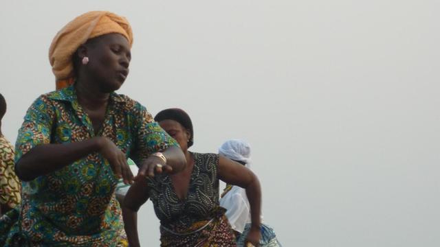 Tänzer und Musiker beim "Festival der schwarzen Gottheiten", das alljährlich am Strand von Aného (Togo) stattfindet. Die zweite Stunde der Langen Nacht spielt ebenfalls in dieser Stadt.