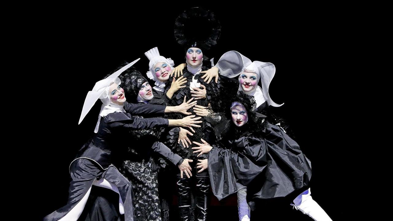 Jele Brückner, Ulvi Teke, Jing Xiang, Svetlana Belesova, Anna Drexler, Anne Rietmeijer (v. l.) in einer Szene des Stücks "Die Philosophie im Boudoir" in der Regie von Herbert Fritsch am Schauspielhaus Bochum. Jele Brückner, Ulvi Teke, Jing Xiang, Svetlana Belesova, Anna Drexler, Anne Rietmeijer (v. l.) in einer Szene des Stücks "Die Philosophie im Boudoir" in der Regie von Herbert Fritsch am Schauspielhaus Bochum.