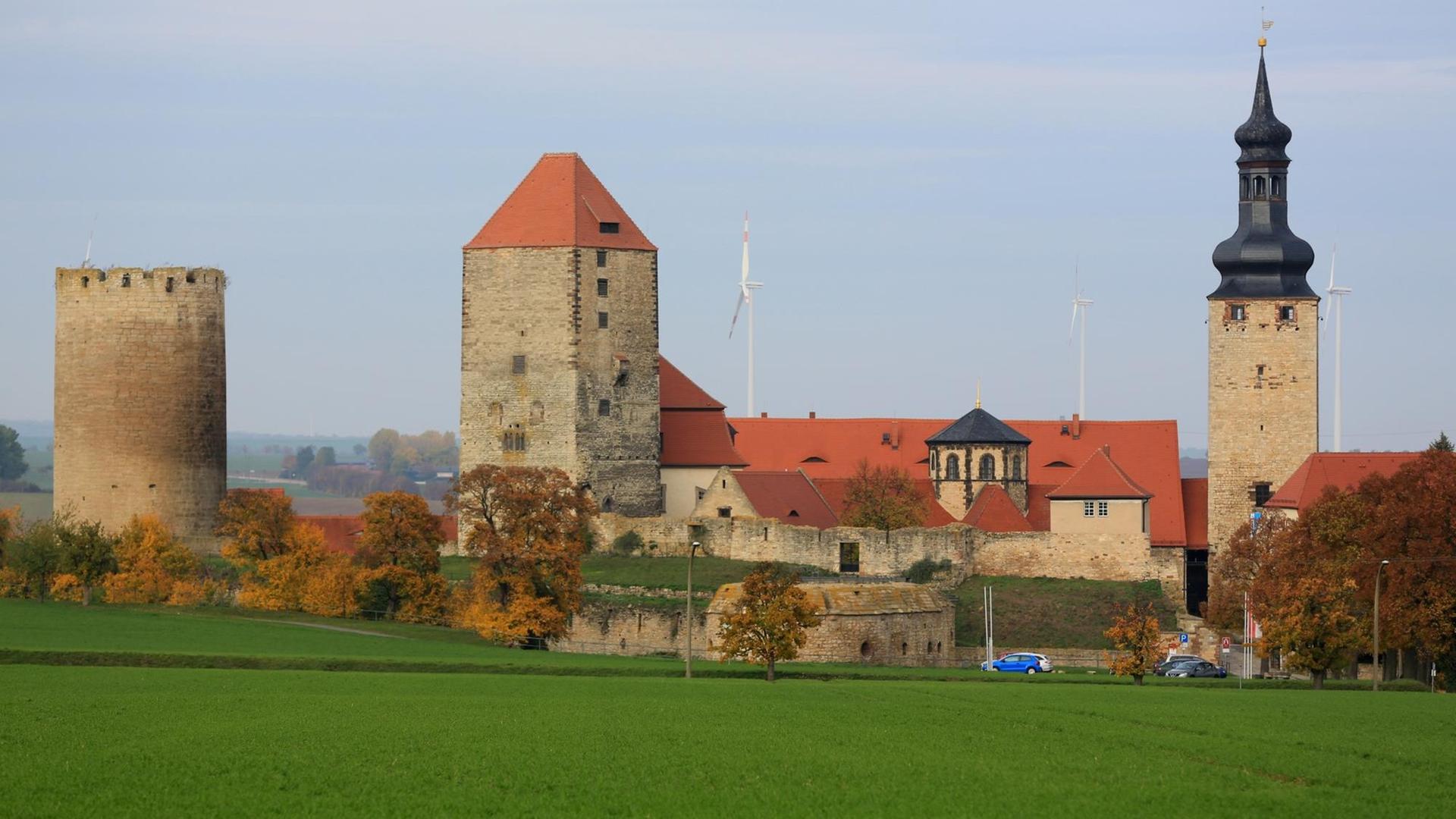 Blick auf die Türme der Burg über der Stadt Querfurt westlich von Halle/Saale in Sachsen-Anhalt.