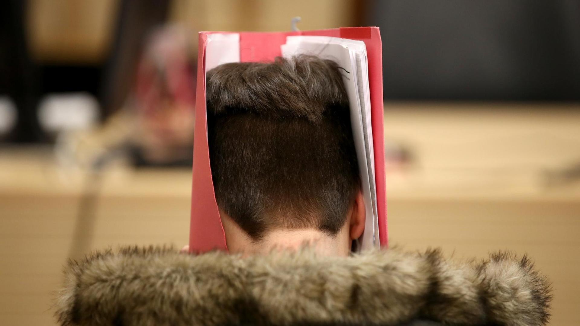 Jugendlicher Angeklagter im Gerichtssaal (Symbolbild) Jugendlicher Angeklagter im Gerichtssaal (Symbolbild)