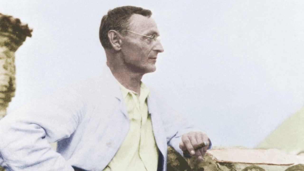 Ein digital koloriertes Schwarz-Weiß-Foto ziegt Hermann Hesse in der Casa Camuzzi Ein digital koloriertes Schwarz-Weiß-Foto ziegt Hermann Hesse in der Casa Camuzzi