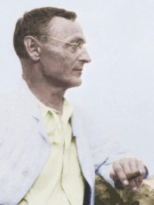 Ein digital koloriertes Schwarz-Weiß-Foto ziegt Hermann Hesse in der Casa Camuzzi