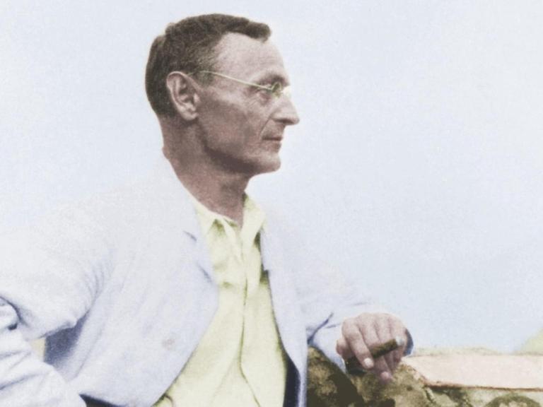 Ein digital koloriertes Schwarz-Weiß-Foto ziegt Hermann Hesse in der Casa Camuzzi