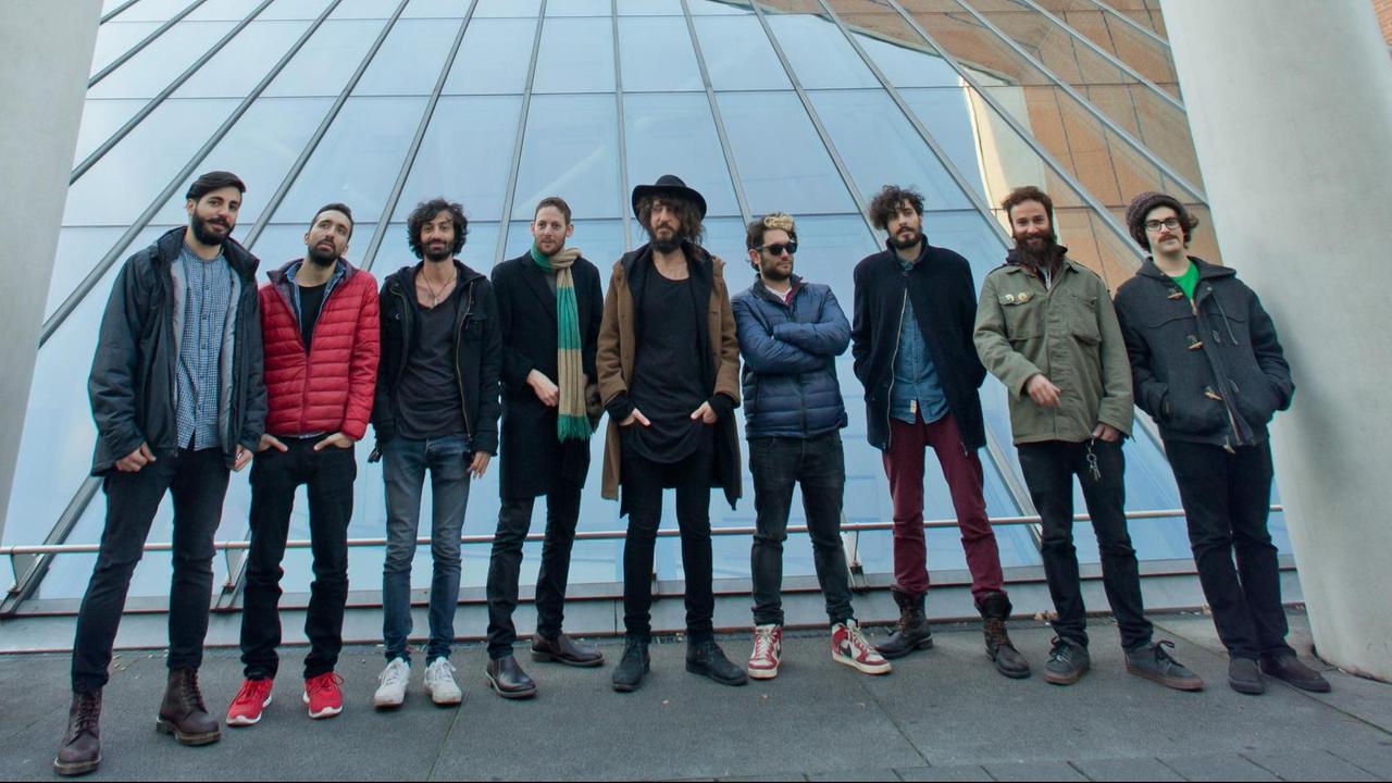 Die Mitglieder der iranischen Band Langtunes und der israelischen Band Ramzailech Garen (l-r), Amit, Kamyar, Gal, Behrooz, Hod, Sam, Roy und Mikey posieren am 16.11.2015 in der Straße der Menschenrechte in Nürnberg (Bayern). Die Mitglieder der iranischen Band Langtunes und der israelischen Band Ramzailech Garen (l-r), Amit, Kamyar, Gal, Behrooz, Hod, Sam, Roy und Mikey posieren am 16.11.2015 in der Straße der Menschenrechte in Nürnberg (Bayern).