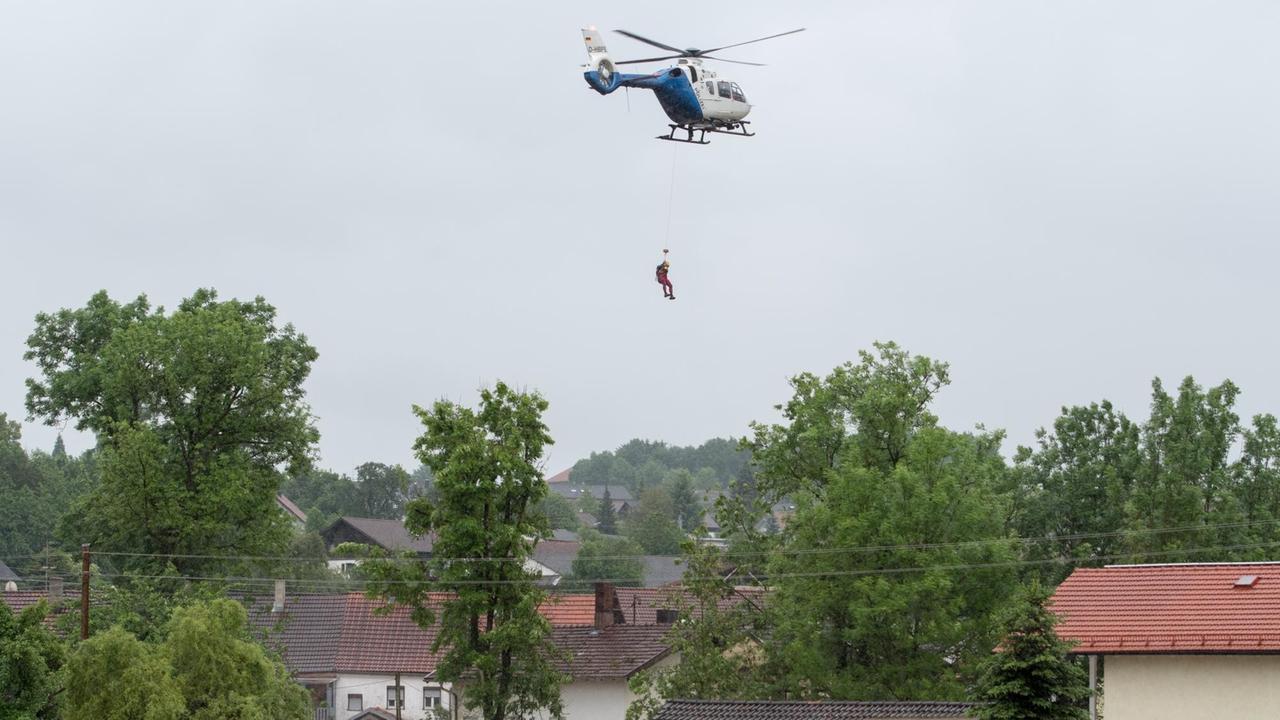 Ein Hubschrauber schwebt über dem überschwemmten Ort Triftern am 1.6.2016.