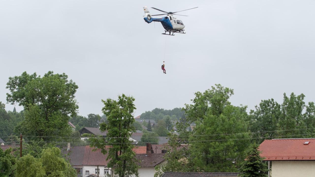 Ein Hubschrauber schwebt über dem überschwemmten Ort Triftern am 1.6.2016. Ein Hubschrauber schwebt über dem überschwemmten Ort Triftern am 1.6.2016.