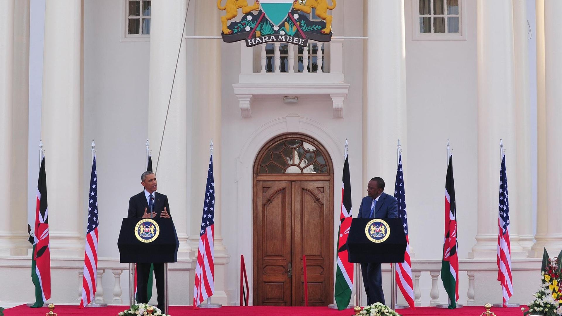 US-Präsident Obama und Kenias Staatschef auf einer Pressekonferenz in Nairobi