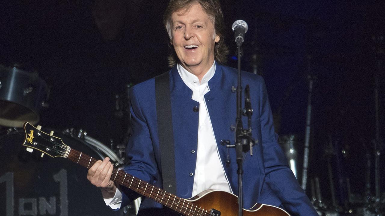 All you need is love: Paul McCartney bei einem Konzert in Florida. All you need is love: Paul McCartney bei einem Konzert in Florida.