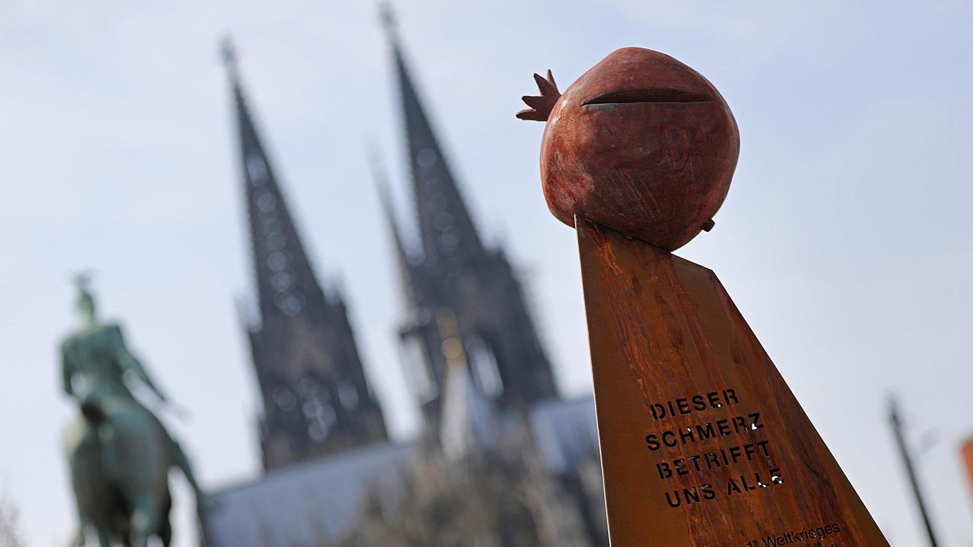 Nordrhein-Westfalen, Köln: Ein Mahnmal, das an den Völkermord an den Armenieren erinnert, steht unweit des Domes. Nordrhein-Westfalen, Köln: Ein Mahnmal, das an den Völkermord an den Armenieren erinnert, steht unweit des Domes.