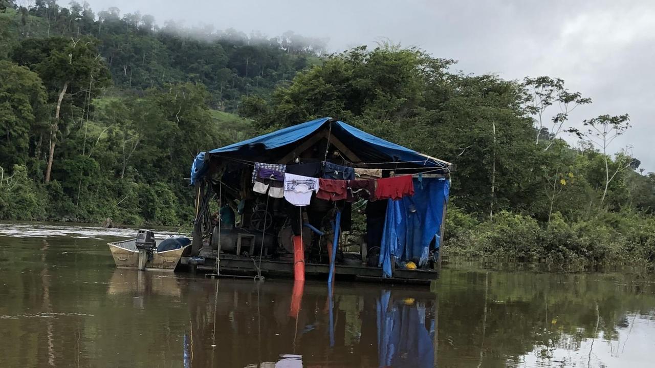 Wohnlich eingerichtet - Illegale Goldschürfer auf dem São Sebastião-Fluss bei Taboca. Wohnlich eingerichtet - Illegale Goldschürfer auf dem São Sebastião-Fluss bei Taboca.