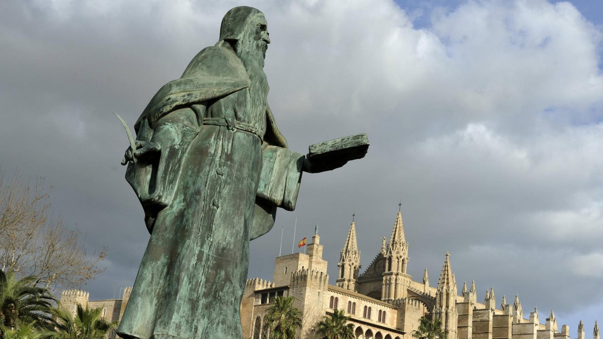 Ramon Llull Statue vor der Kathedrale La Seu in Palma auf der Baleareninsel Mallorca