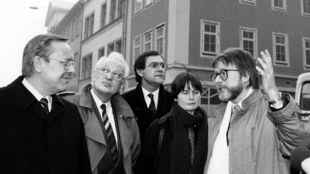 Der damalige hessische Ministerpräsident Walter Wallmann (l) am 03.12.1989 Weimar neben dem damaligen Eisenacher Oberkirchenrat Martin Kirchner (r), Mitglied des Reformflügels der DDR-CDU und Verfasser des "Briefes aus Weimar". Zwischen beiden stehen (l-r) Gottfried Milde, der damalige hessische CDU-Generalsekretär Franz-Josef Jung und die damalige Pastorin Christine Lieberknecht aus Ramsla bei Weimar. Der damalige hessische Ministerpräsident Walter Wallmann (l) am 03.12.1989 Weimar neben dem damaligen Eisenacher Oberkirchenrat Martin Kirchner (r), Mitglied des Reformflügels der DDR-CDU und Verfasser des "Briefes aus Weimar". Zwischen beiden stehen (l-r) Gottfried Milde, der damalige hessische CDU-Generalsekretär Franz-Josef Jung und die damalige Pastorin Christine Lieberknecht aus Ramsla bei Weimar.
