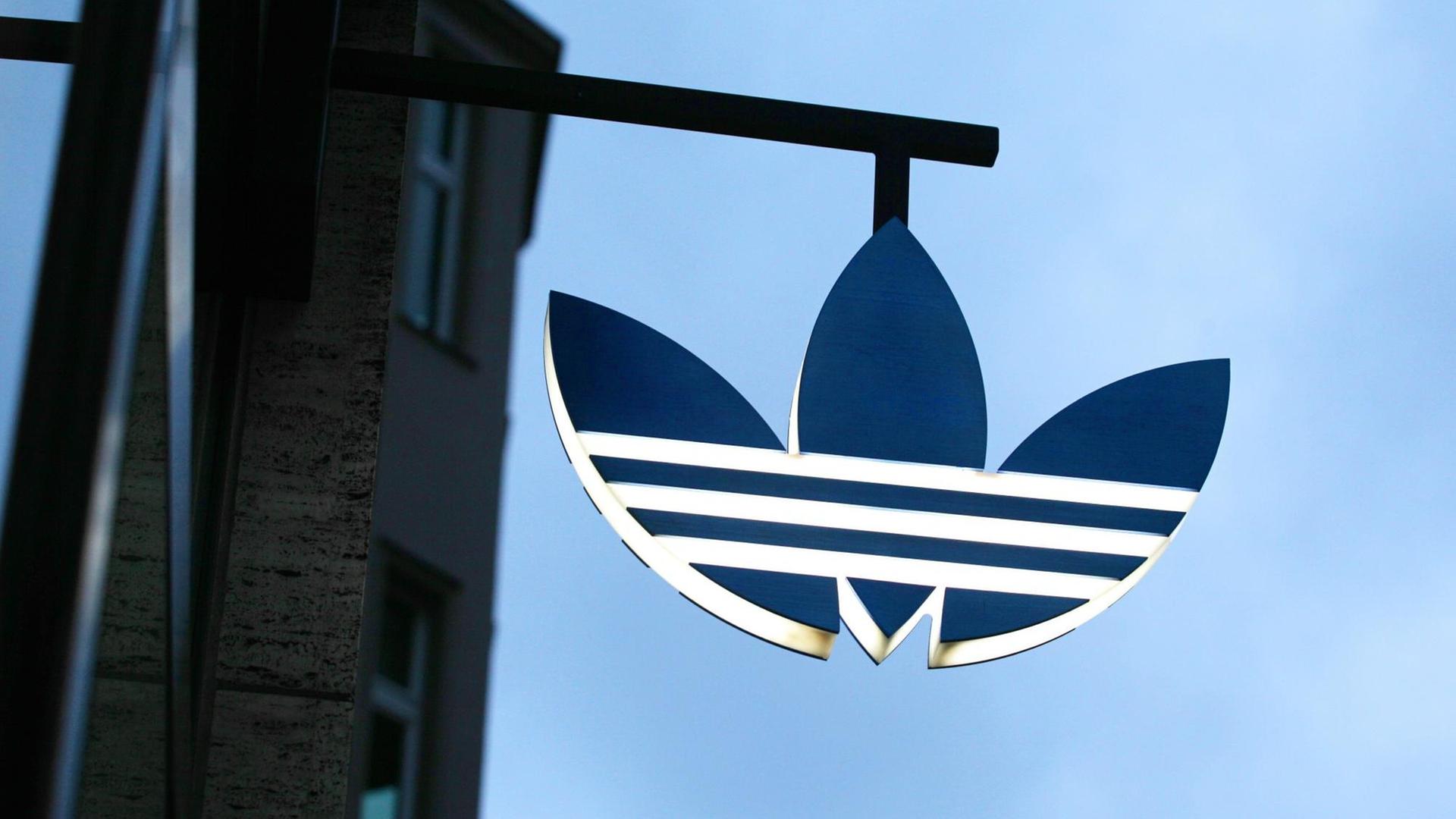 Das Adidas-Logo ist ein drei-geteiltes Blatt in schwarz-weiß.