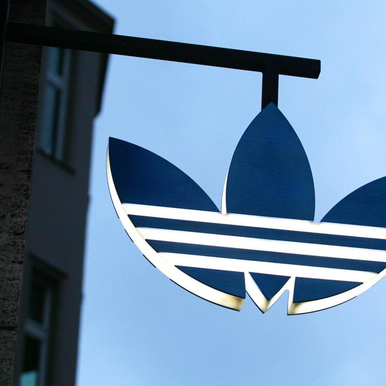 Logo des Sportartikelherstellers Adidas am Adidas-Flagstore in Berlin-Mitte