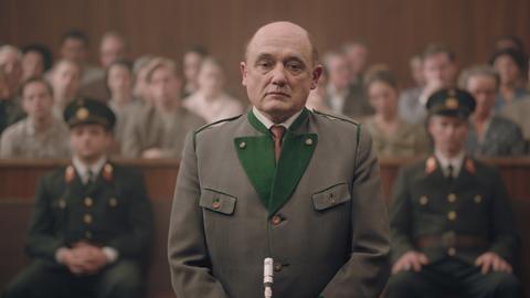 Karl Fischer steht in dem Film "Murer" als Franz Murer in einem Gerichtssaal.