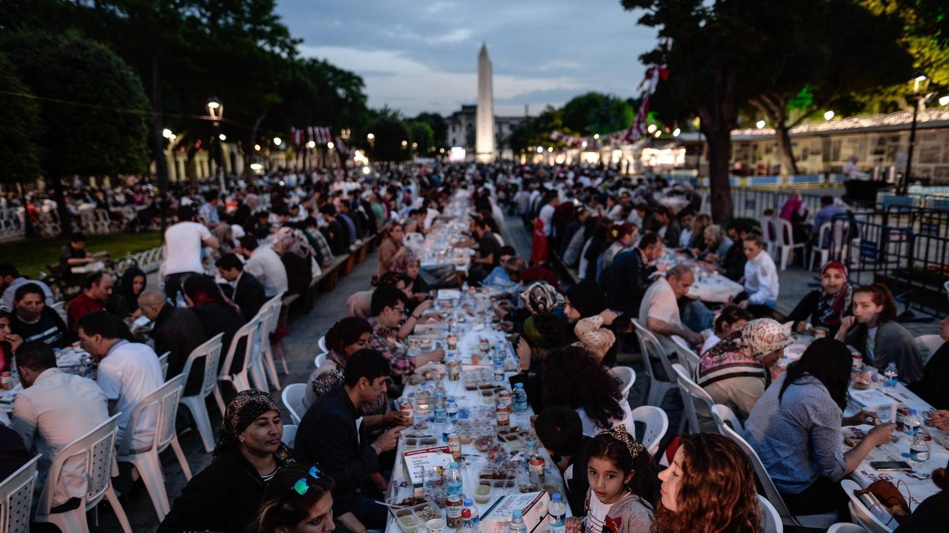 Fastenbrechen im Stadtteil Sultanahmet in Istanbul am ersten Tag des Ramadan Fastenbrechen im Stadtteil Sultanahmet in Istanbul am ersten Tag des Ramadan