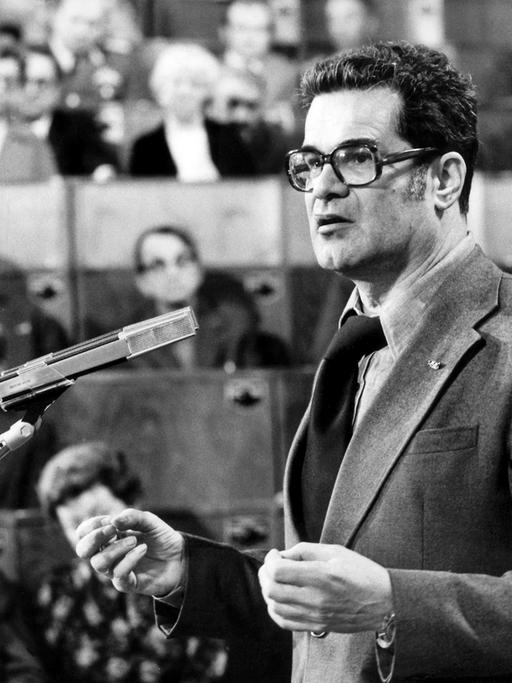 Konrad Wolf, Regisseur des 1964 erschienenen Films "Der geteilte Himmel", stellt im Februar 1977 in Ost-Berlin seinen Film "Mama, ich lebe" vor.