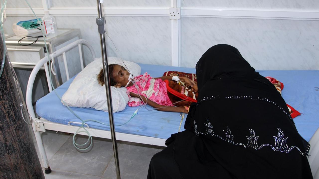Eine jemenitische Mutter kümmert sich um ihr
unterernährtes Kind