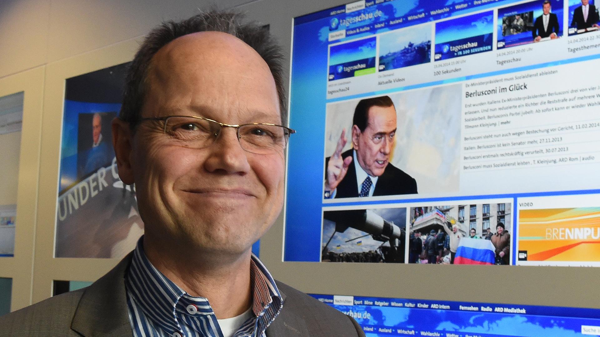 Chefredakteur ARD-aktuell, Kai Gniffke, präsentierte im April 2014 das neue "Tagesschau"-Studio beim NDR in Hamburg. Chefredakteur ARD-aktuell, Kai Gniffke, präsentierte im April 2014 das neue "Tagesschau"-Studio beim NDR in Hamburg.