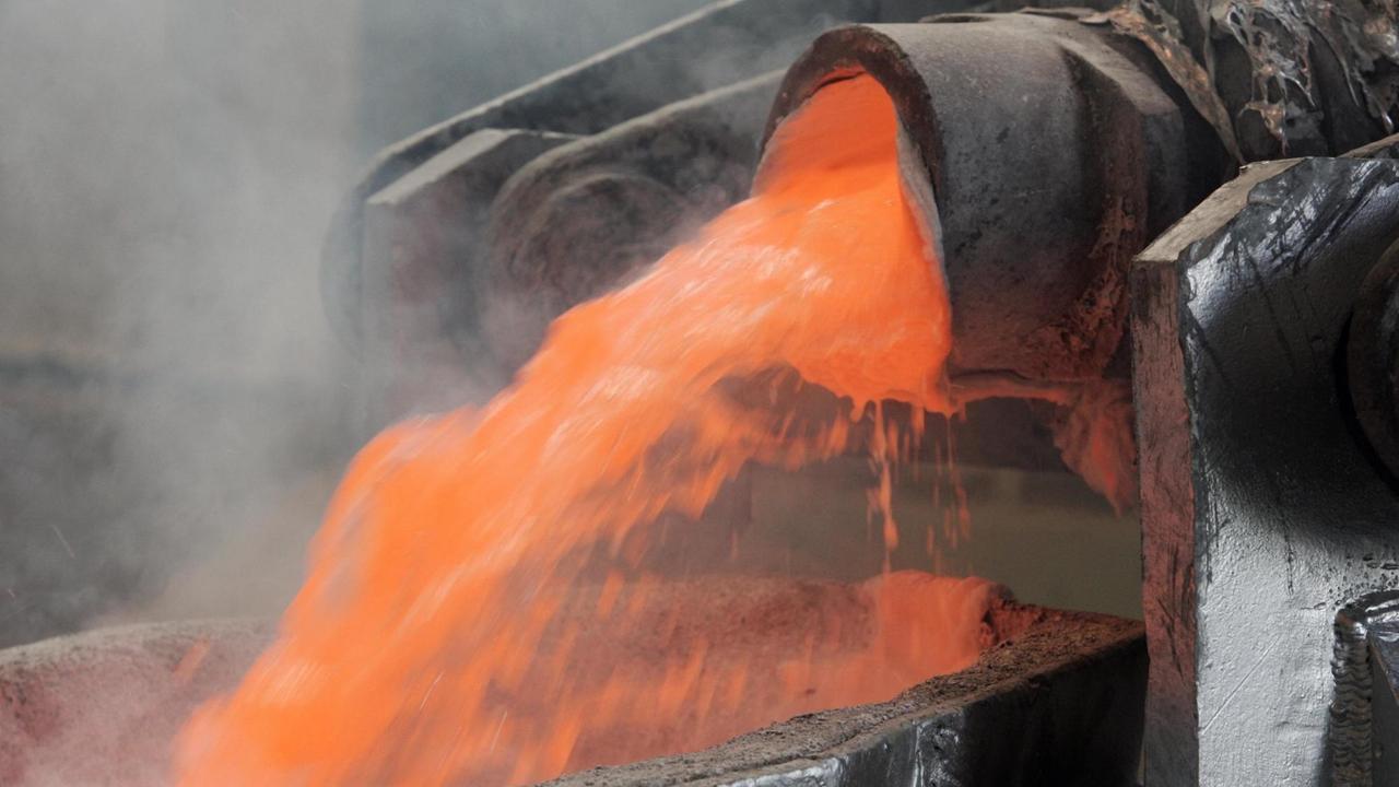 Ein Schmelzofen der Trimet Aluminium AG in Hamburg wird am Mittwoch (09.05.2007) mit flüssigem Aluminiumoxid befüllt. Trimet hatte das Werk von den Vorbesitzern übernommen, die es wegen zu hoher Energiekosten stillgelegt hatten. Bis Mitte Juni sollen 180 der insgesamt 270 Öfen wieder laufen, eine zweite Staffel mit den restlichen 90 wird bis Ende 2007 in Betrieb genommen. Dann erreicht das Werk seine volle Kapazität von 133 000 Tonnen Aluminium jährlich. Foto: Ulrich Perrey dpa/lno +++(c) dpa - Report+++ | Verwendung weltweit Ein Schmelzofen der Trimet Aluminium AG in Hamburg wird am Mittwoch (09.05.2007) mit flüssigem Aluminiumoxid befüllt. Trimet hatte das Werk von den Vorbesitzern übernommen, die es wegen zu hoher Energiekosten stillgelegt hatten. Bis Mitte Juni sollen 180 der insgesamt 270 Öfen wieder laufen, eine zweite Staffel mit den restlichen 90 wird bis Ende 2007 in Betrieb genommen. Dann erreicht das Werk seine volle Kapazität von 133 000 Tonnen Aluminium jährlich. Foto: Ulrich Perrey dpa/lno +++(c) dpa - Report+++ | Verwendung weltweit