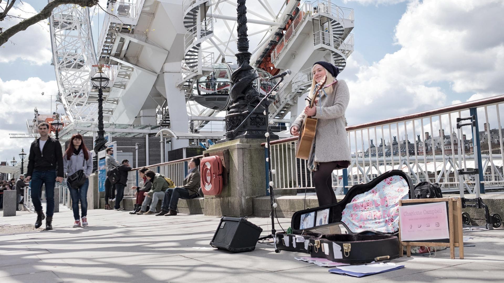 Die Londoner Singer/Songwriterin Charlotte Campbell spielt am Londoner Southbank unter dem London Eye am 17.04.2016 Die Londoner Singer/Songwriterin Charlotte Campbell spielt am Londoner Southbank unter dem London Eye am 17.04.2016
