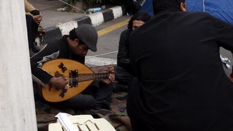 Ein junger Ägypter spielt die klassische arabische Laute, die Oud, in einem Protestcamp in Kairo im Dezember 2011.
