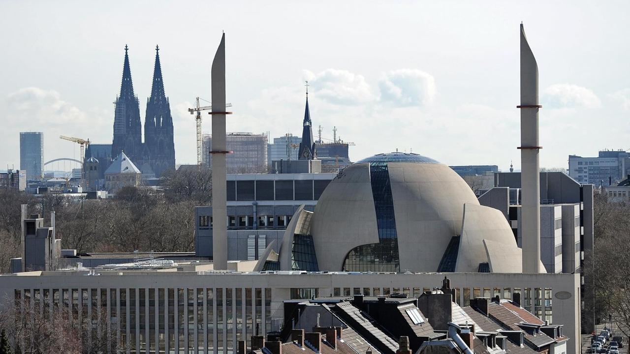 Blick über die Dächer: Im Vordergrund die Kölner Zentralmoschee mit ihren beiden Minaretten, im Hintergrund der Kölner Dom. Blick über die Dächer: Im Vordergrund die Kölner Zentralmoschee mit ihren beiden Minaretten, im Hintergrund der Kölner Dom.