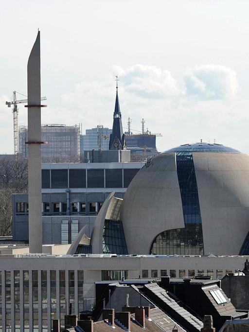 Blick über die Dächer: Im Vordergrund die Kölner Zentralmoschee mit ihren beiden Minaretten, im Hintergrund der Kölner Dom.