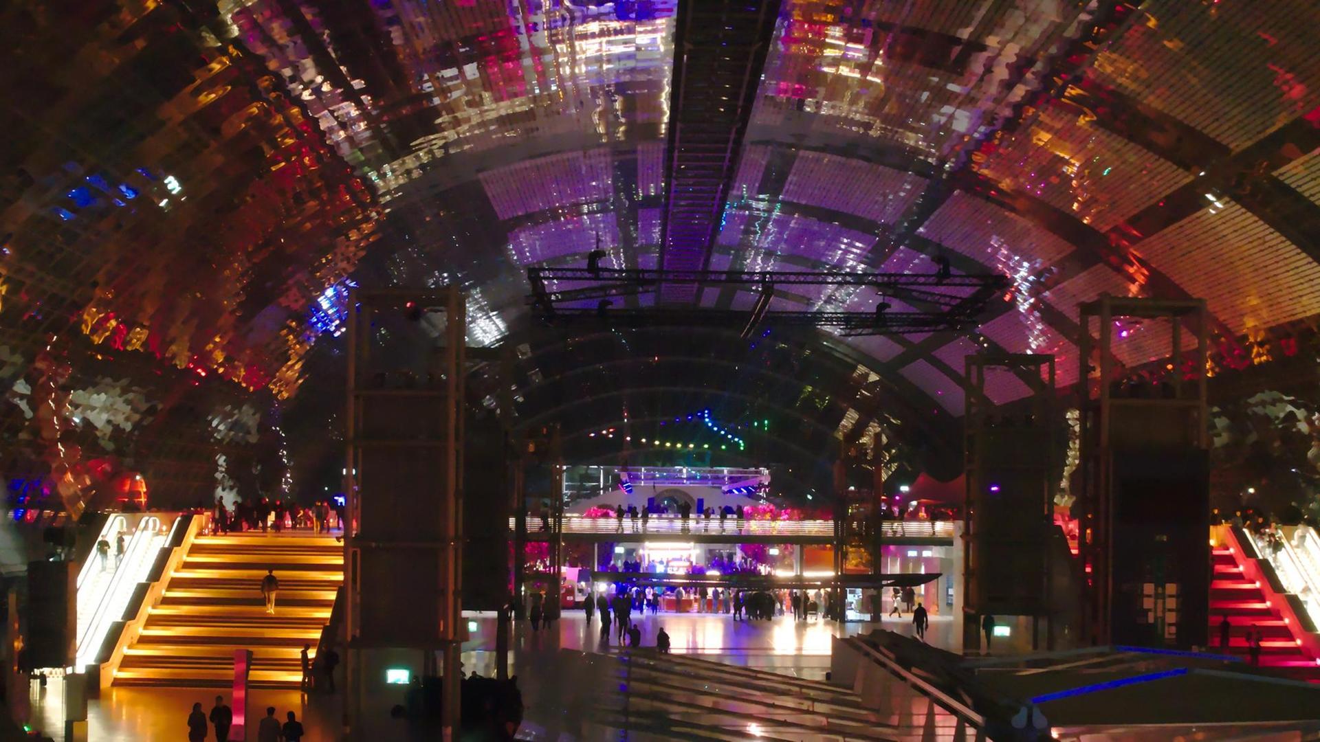 Zum 35C3 bunt beleuchtet: die Glashalle der Messe Leipzig Zum 35C3 bunt beleuchtet: die Glashalle der Messe Leipzig