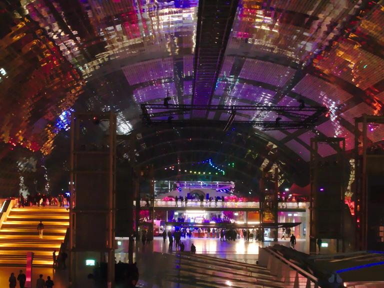 Zum 35C3 bunt beleuchtet: die Glashalle der Messe Leipzig
