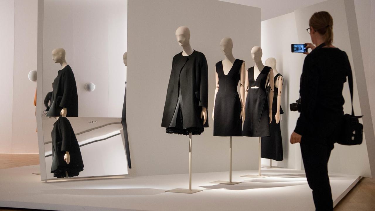 Eine Frau fotografiert in der Ausstellung "Jil Sander" im Museum für Angewandte Kunst in Frankfurt am Main die Exponate. Eine Frau fotografiert in der Ausstellung "Jil Sander" im Museum für Angewandte Kunst in Frankfurt am Main die Exponate.
