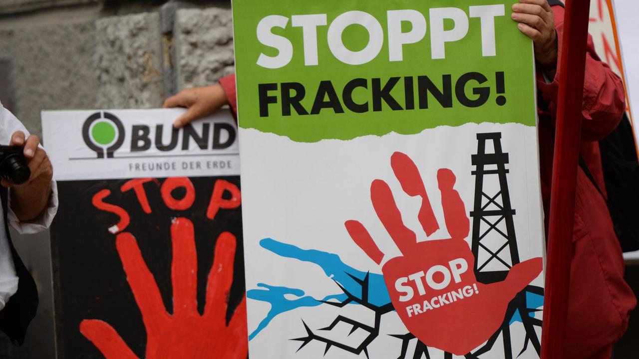 Mitglieder der Umweltschutzorganisation BUND (Bund für Umwelt und Naturschutz Deutschland) demonstrieren am 11.10.2014 in Pfullendorf (Baden-Württemberg) mit Plakaten "Stoppt Fracking" und "No Fracking" gegen die Erdgasfördermethode Fracking in Baden-Württemberg.