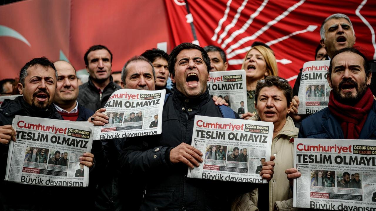 Demonstranten protestieren gegen das Vorgehen gegen die Zeitung "Cumhuriyet".
Demonstranten protestieren gegen das Vorgehen gegen die Zeitung "Cumhuriyet".