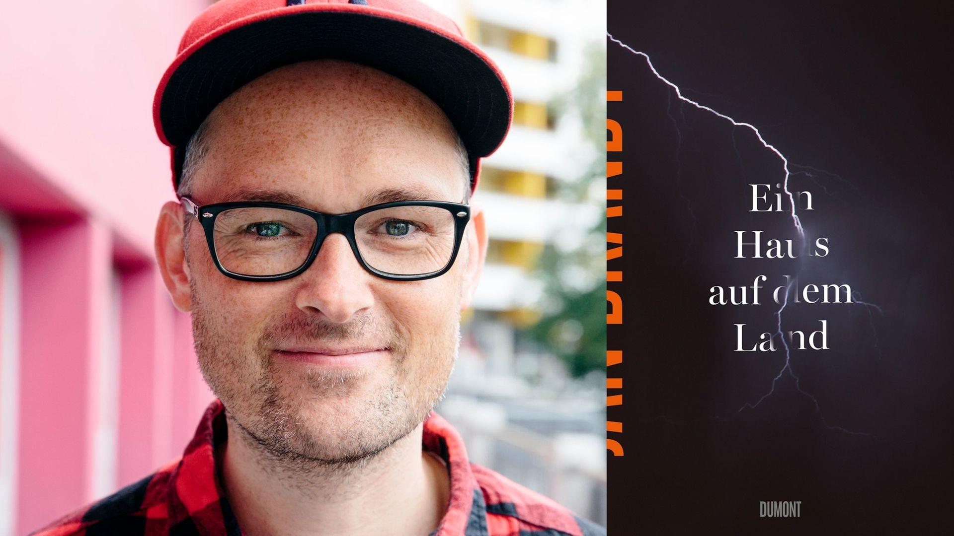Zu sehen ist der Autor Jan Brandt und das Cover seines Romans "Ein Haus auf dem Land / Eine Wohnung in der Stadt". Zu sehen ist der Autor Jan Brandt und das Cover seines Romans "Ein Haus auf dem Land / Eine Wohnung in der Stadt".
