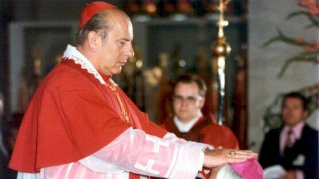 Der Berliner Altbischofs Kardinal Alfred Bengsch legt dem damaligen Theologieprofessor Joseph Ratzinger im Liebfrauendom in München die Hand auf den Kopf.