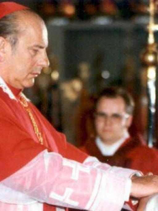 Der Berliner Altbischofs Kardinal Alfred Bengsch legt dem damaligen Theologieprofessor Joseph Ratzinger im Liebfrauendom in München die Hand auf den Kopf.