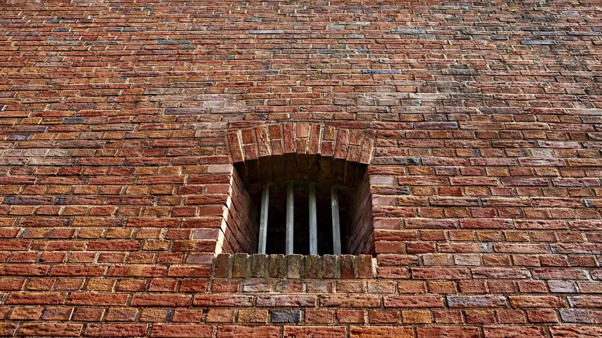 Das vergitterte Fenster eines Gefängnisses. Das vergitterte Fenster eines Gefängnisses.