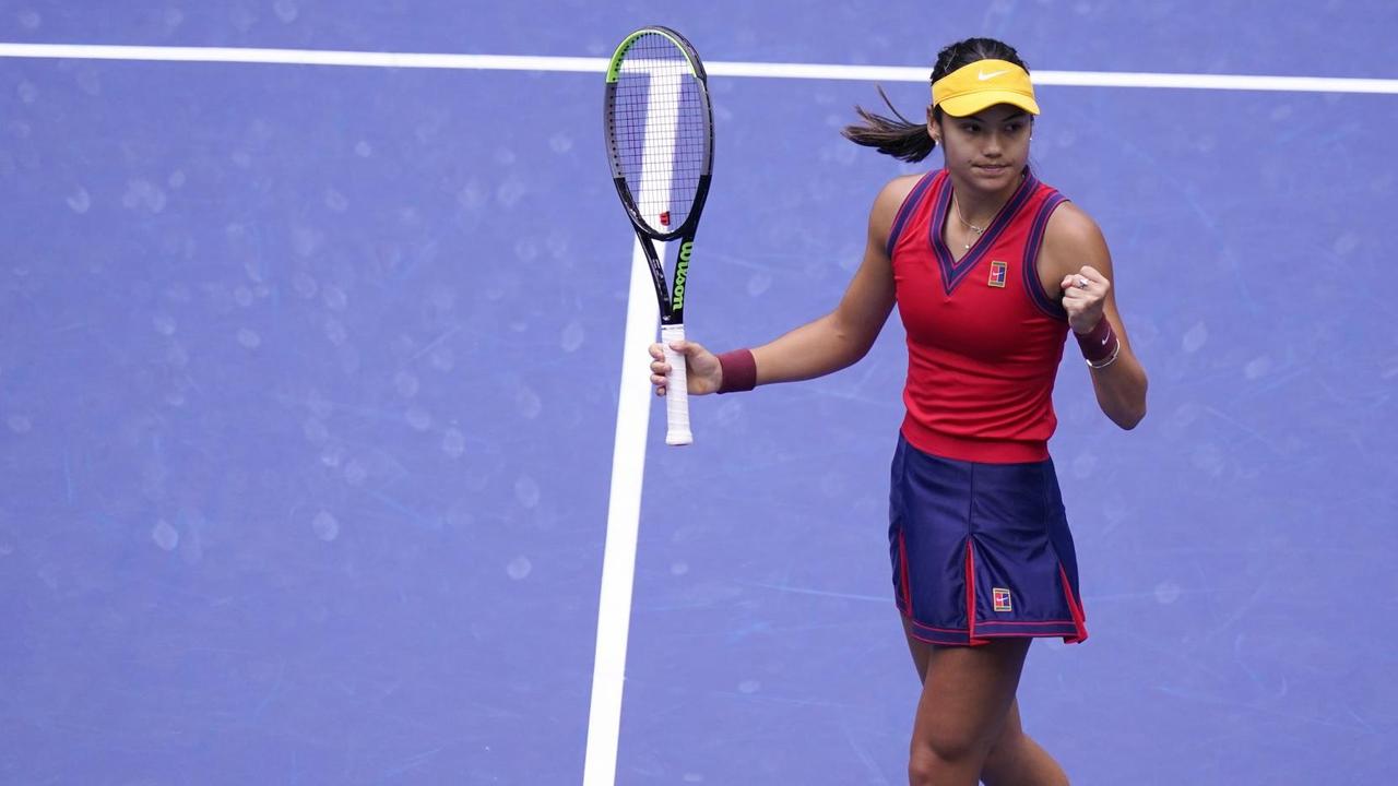 Emma Raducanu jubelt auf einem blauen Tennis-Platz. Emma Raducanu jubelt auf einem blauen Tennis-Platz.