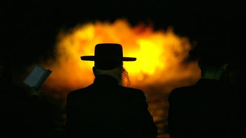 Ein ultra-orthodoxer Jude beim "Tashlich", einem Ritual, um die Sünden des vergangenen Jahres los zu werden.