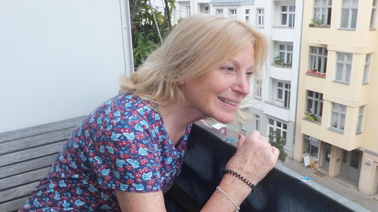 Maren Kroymann sitzt auf ihrem Balkon und schaut hinunter. Maren Kroymann sitzt auf ihrem Balkon und schaut hinunter.