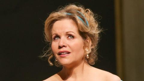 Die Sopranistin Renee Fleming als Arabella in der Oper von Richard Strauss "Arabella" während der Salzburger Osterfestspiele.