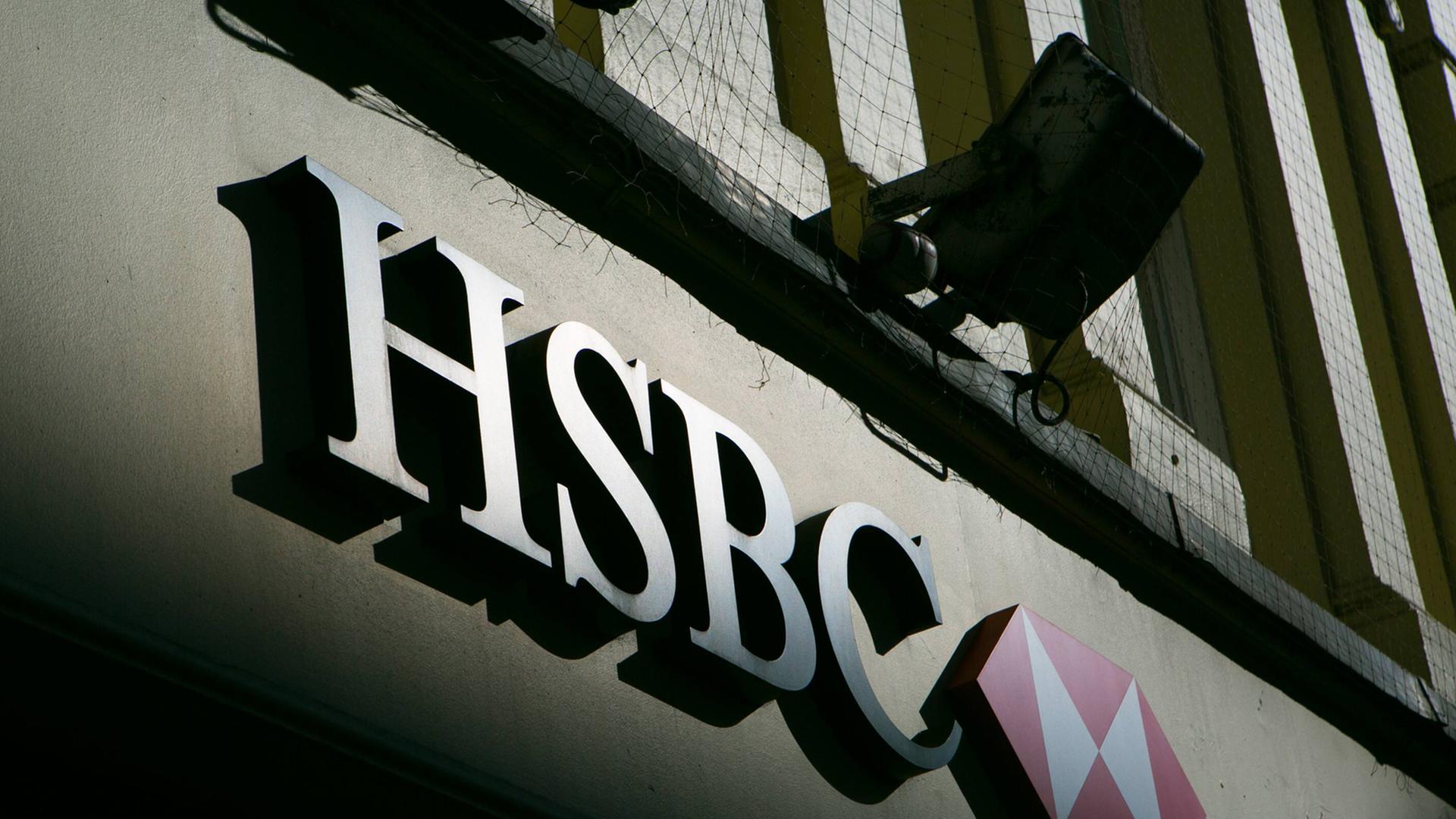 Das Logo der britischen Großbank HSBC. Das Logo der britischen Großbank HSBC.